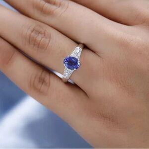 10k white gold AAA Tanzanite ring, flanked by Diamonds. Size 7